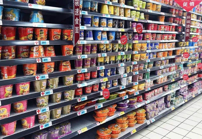 超市貨架何以屢屢告急？剖析四類易搶購食品背后的消費心理與市場邏輯