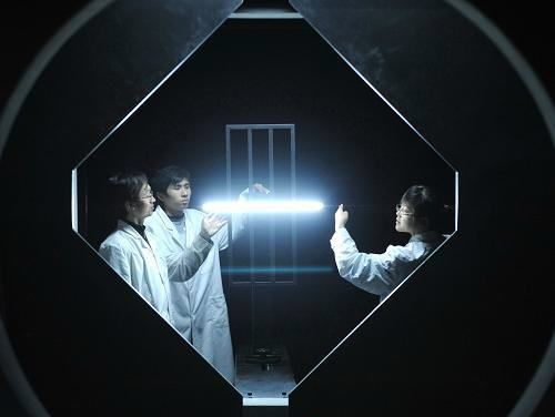 天津工业大学半导体照明工程研发中心的科技人员在测试led灯光通量