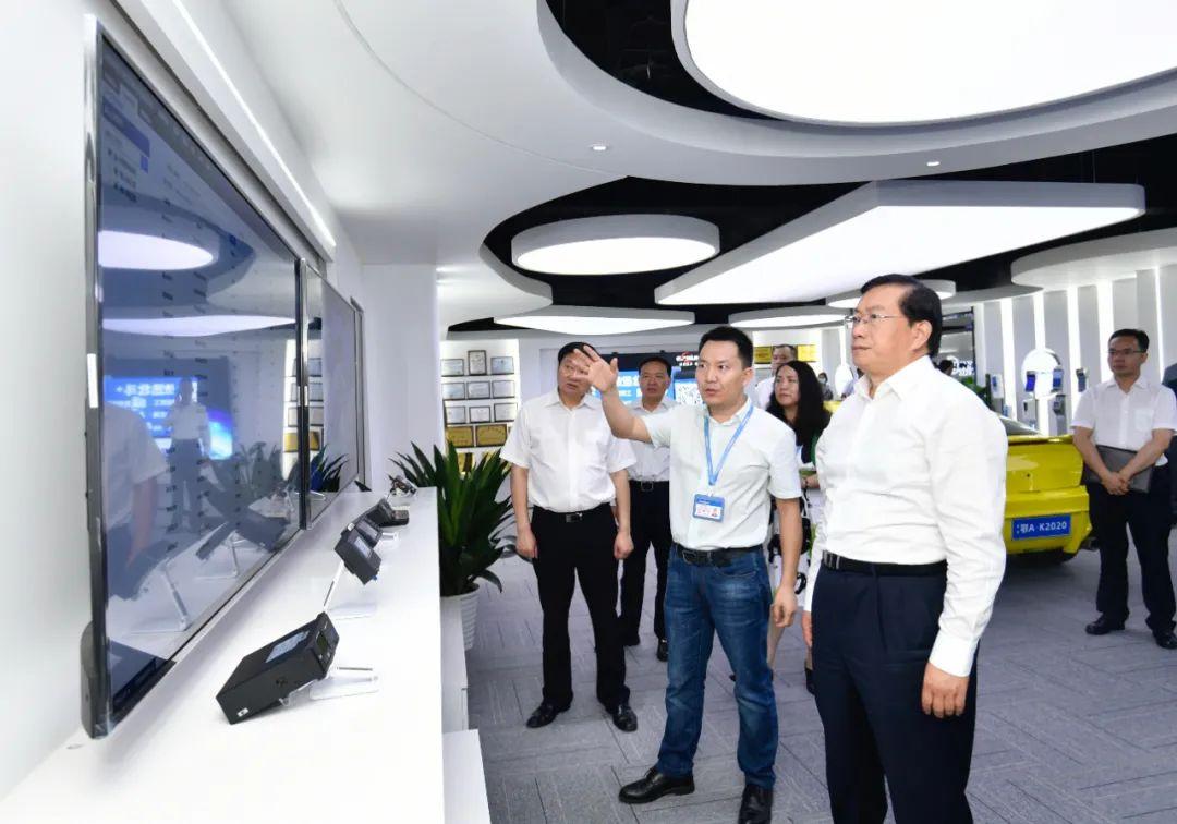 (在武汉依迅电子信息技术,王忠林详细了解企业产品研发应用